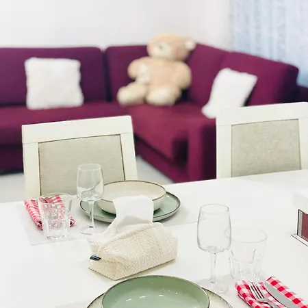 아파트 Spacious In The Center Of Near The Sea *